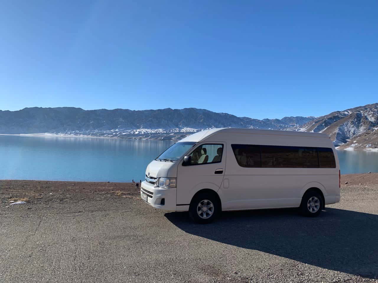 Микроавтобус Toyota Hiace для почасовой аренды с водителем в Алматы