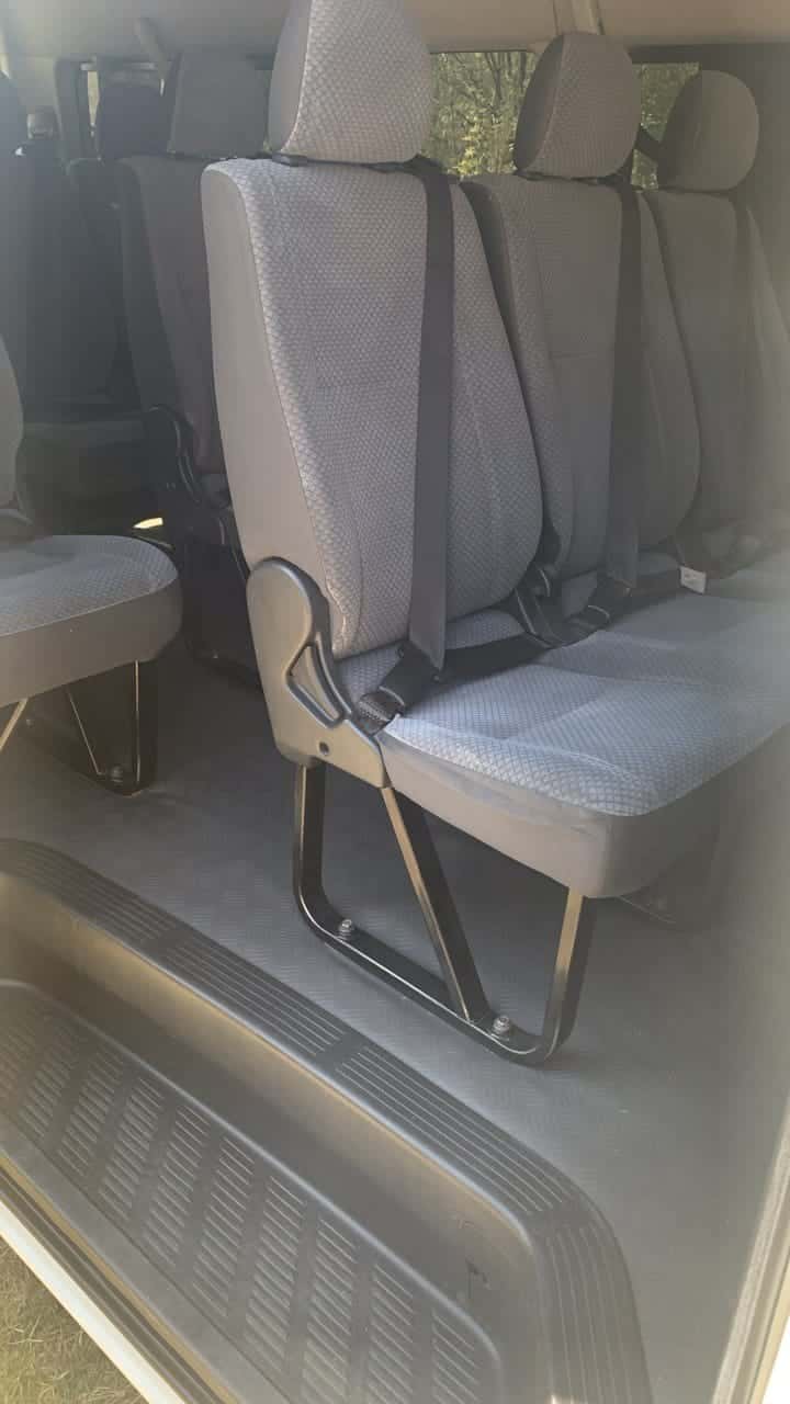 Микроавтобус Toyota Hiace для трансфера из аэропорта Алматы — встреча с табличкой и место под багаж для группы