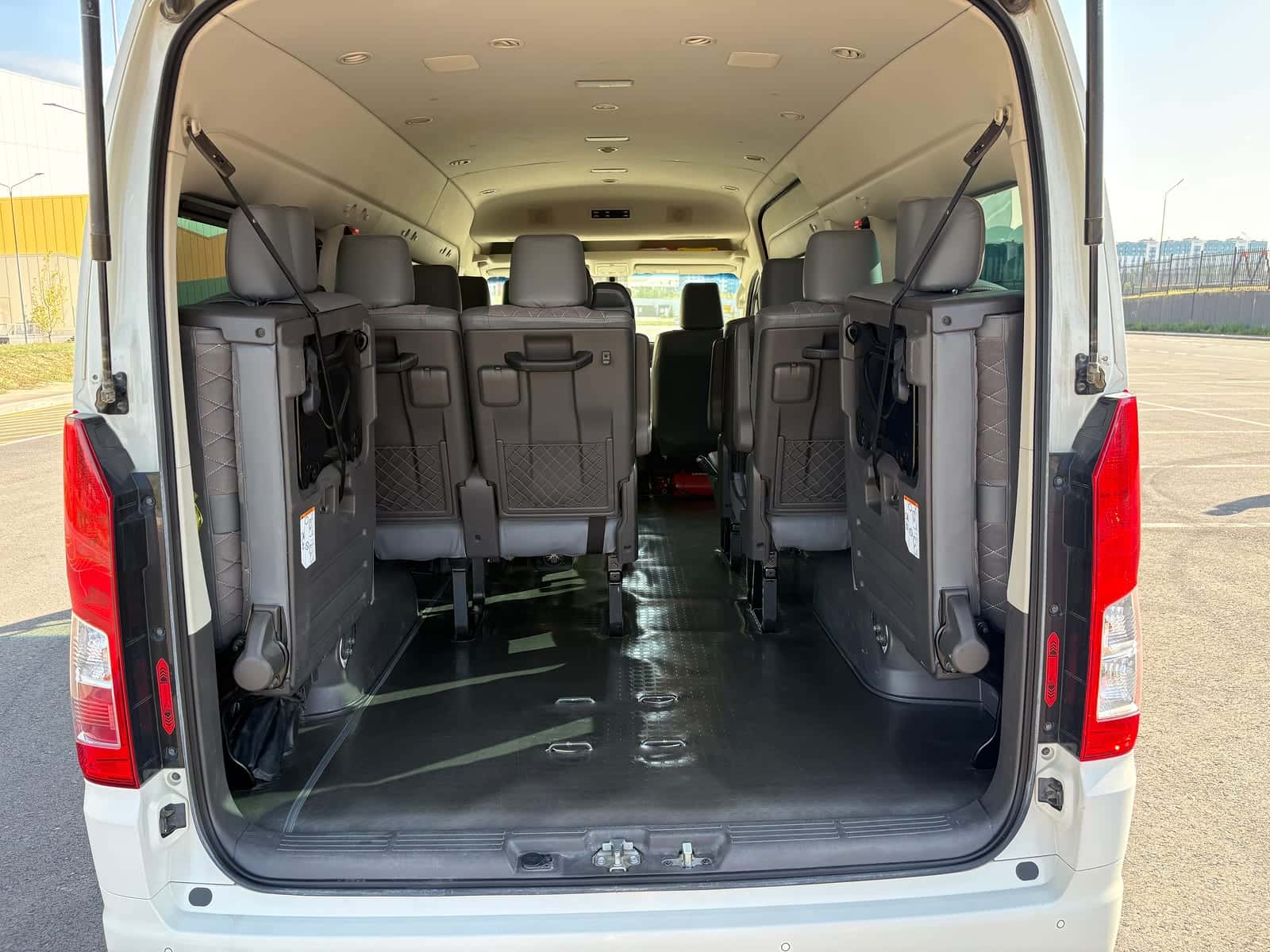 Микроавтобус Toyota Hiace для трансфера с ж/д вокзала Алматы