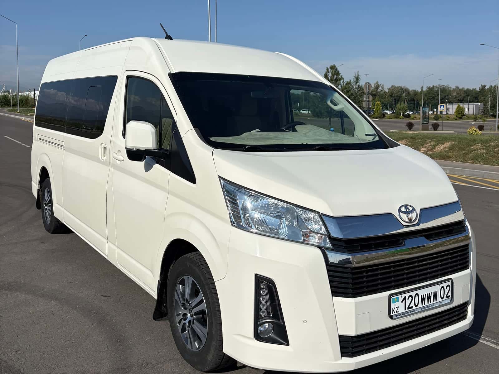 Микроавтобус Toyota Hiace AlaGo на 13 мест с водителем — вид снаружи