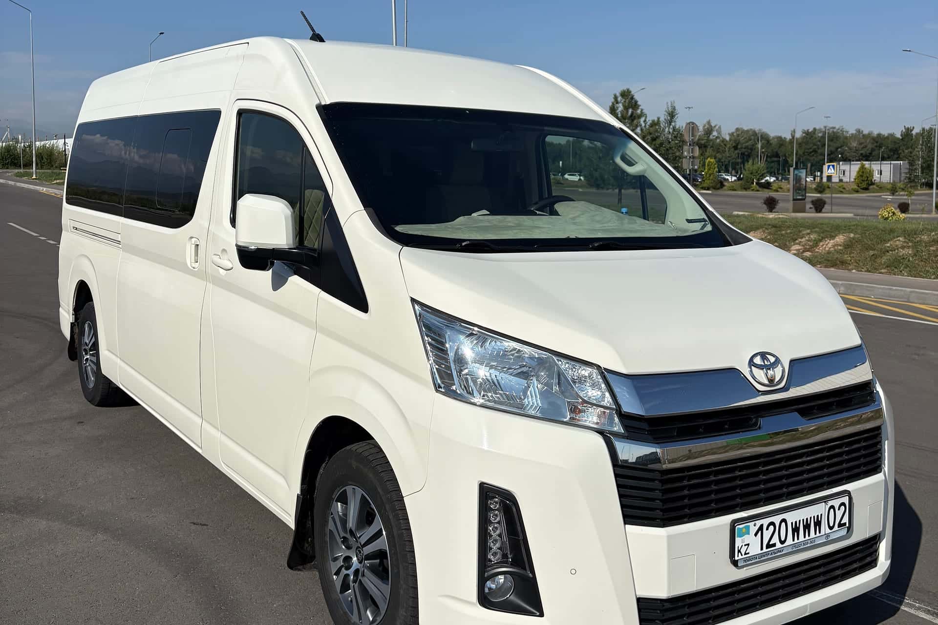 Микроавтобус Toyota Hiace AlaGo на фоне гор под Алматы — стоимость аренды с водителем