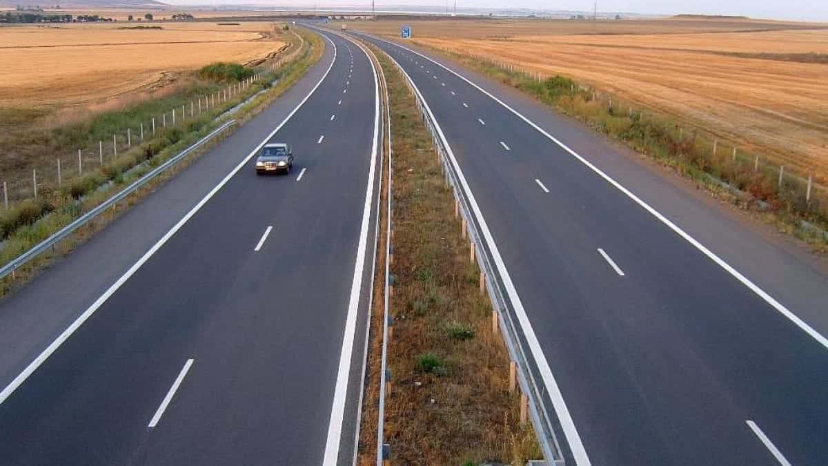 Микроавтобус Toyota Hiace на междугородней трассе — междугородние перевозки из Алматы по направлениям Казахстана