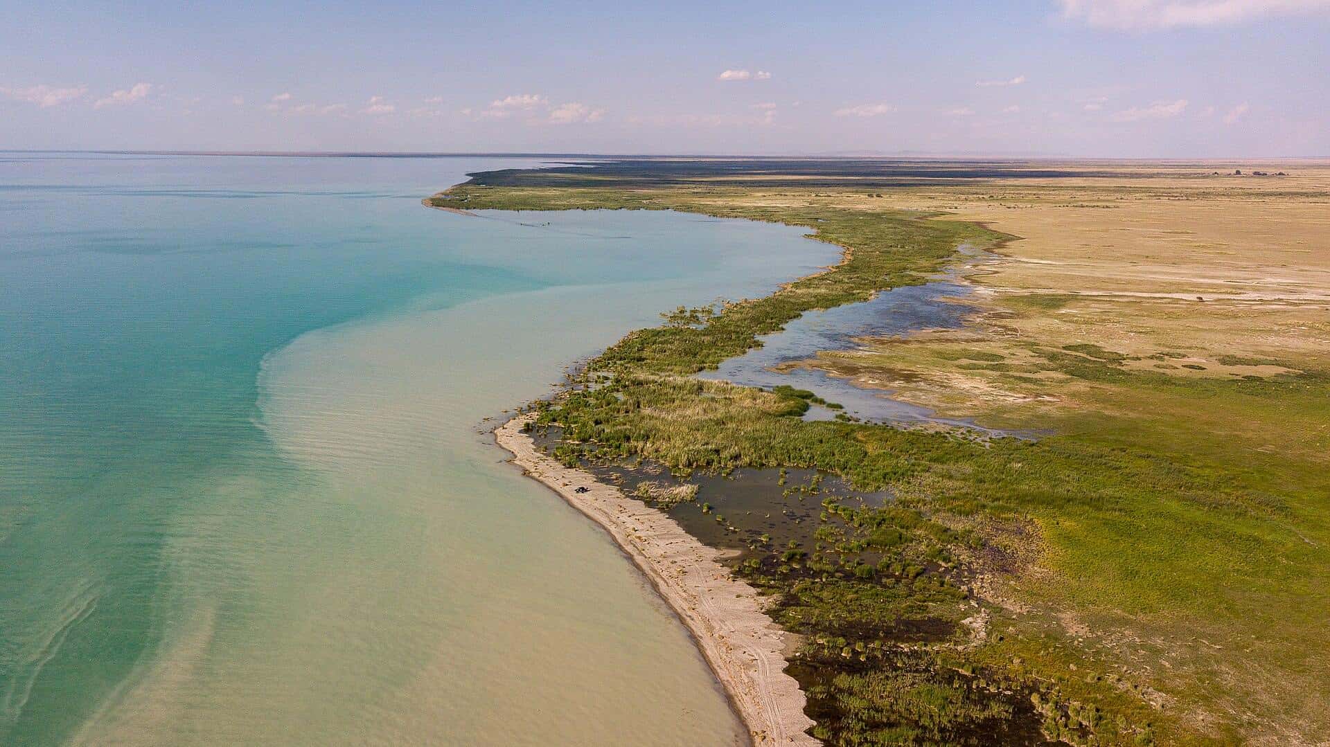 Lake Alakol near Kabanbay from above: turquoise water and a sandy spit — how to get to Alakol from Almaty