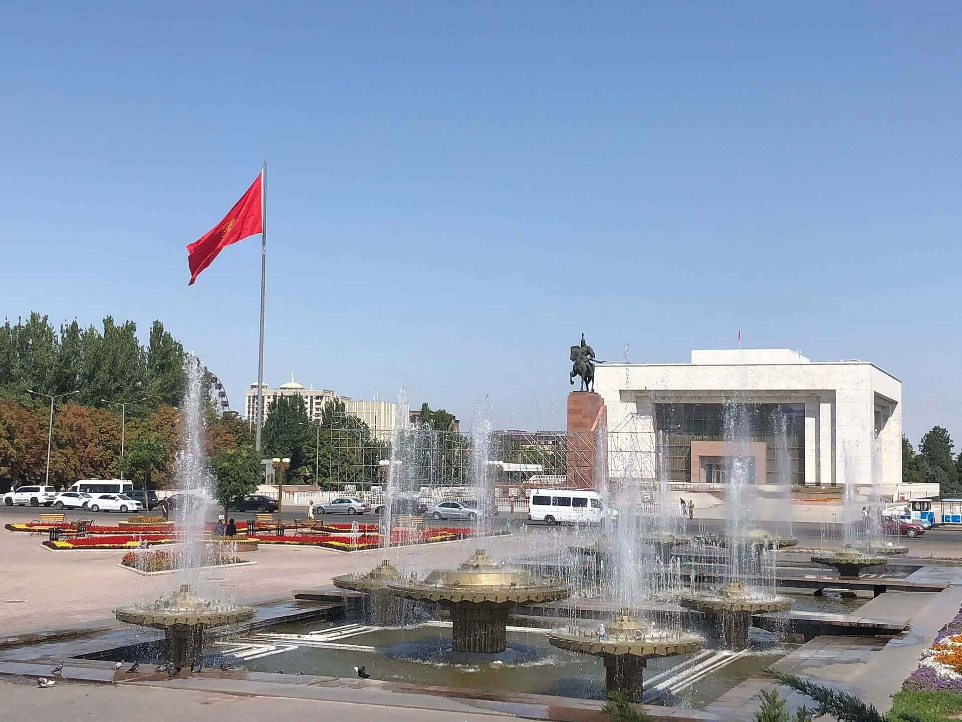 Площадь Ала-Тоо в Бишкеке — дорога из Алматы в Бишкек через переход Кордай на микроавтобусе Toyota Hiace