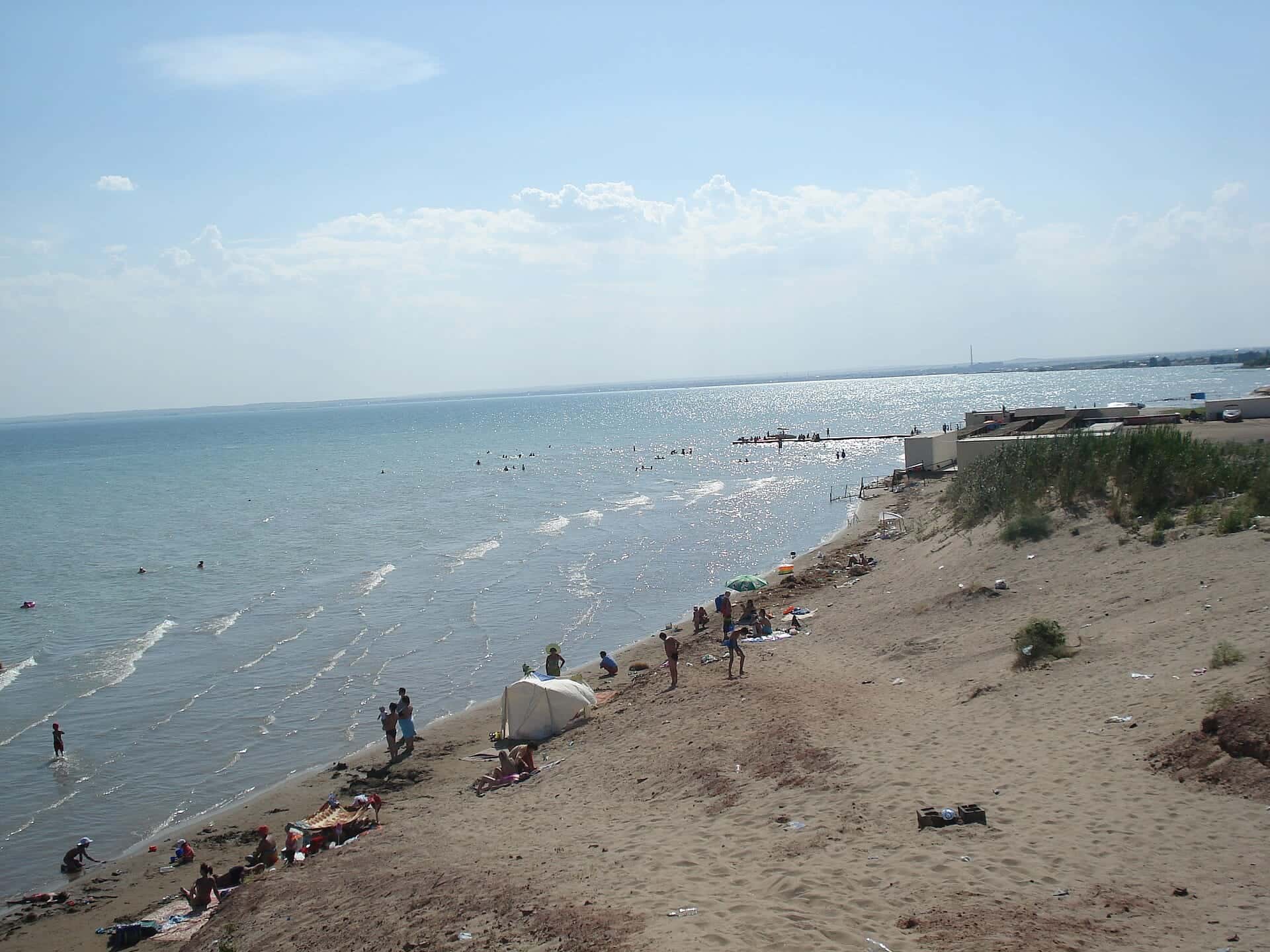 Песчаный пляж и широкая водная гладь Капчагайского водохранилища — поездка из Алматы на микроавтобусе Toyota Hiace