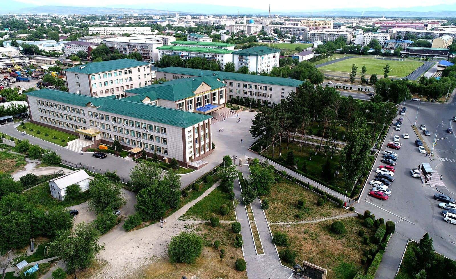 Город Талдыкорган с высоты с зеленью и предгорьями на фоне — поездка из Алматы на микроавтобусе Toyota Hiace