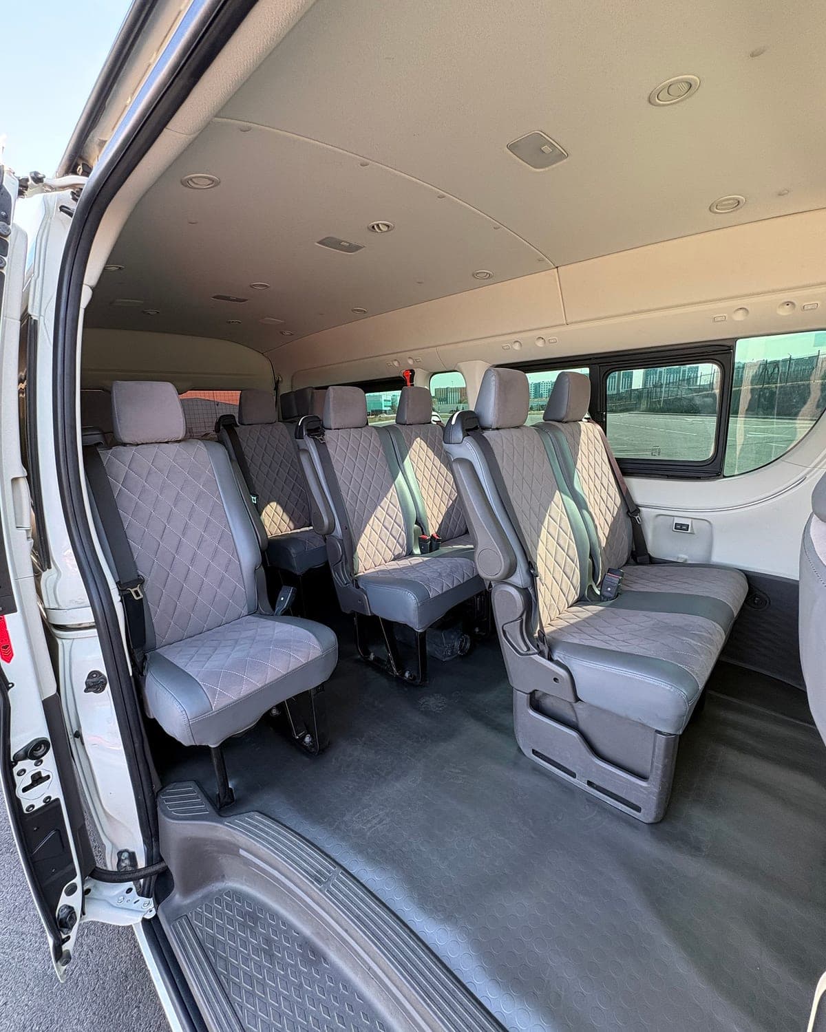 Проход между рядами кресел в новом Toyota Hiace — в полный рост, не пригибаясь