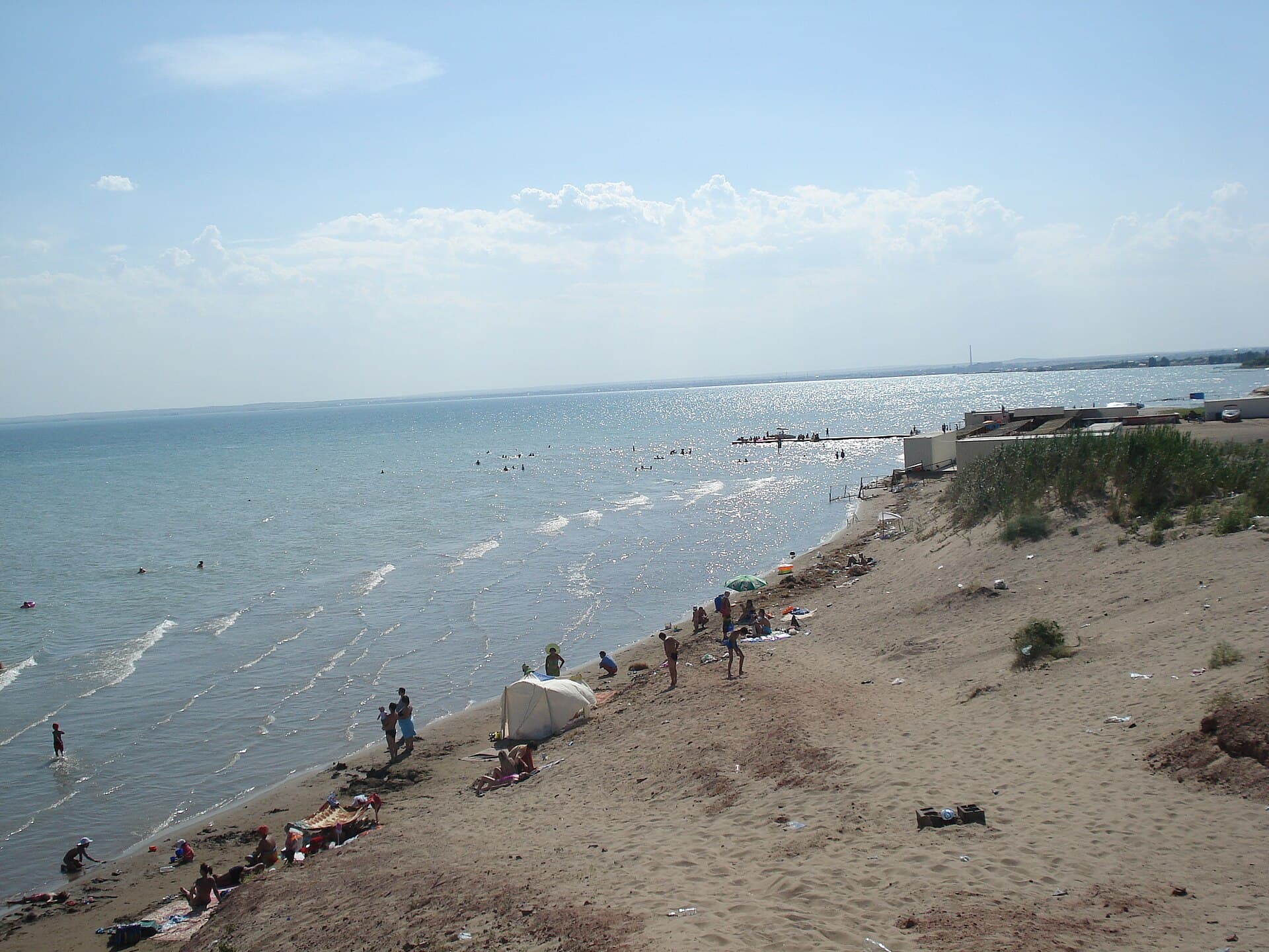 Песчаный пляж и широкая водная гладь Капчагайского водохранилища — поездка из Алматы на микроавтобусе Toyota Hiace